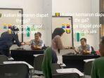 Viral-Dosen-Dermawan-Bagi-bagi-THR-ke-Mahasiswa-Satu-Kelas-saat-Mengajar.jpg