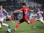 Vo-Minh-Trong-tengah-dari-Vietnam-mengontrol-bola.jpg