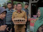 Wakil-Bupati-Karawang-Aep-Syaepuloh-beli-telur.jpg