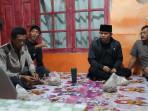 Wakil-Bupati-Purwakarta-Abang-ljo-Hapidin-saat-mendamping-korban-penipuan.jpg