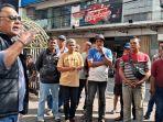 Wakil-Ketua-Pansus-6-Folmer-Siswanto-M-Silalahi-bersama-PKL-di-Jalan-Dalem-Kaum-Bandung.jpg