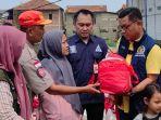 Wakil-Komisi-VIII-DPR-RI-Ace-Hasan-Syadzily-menyerahkan-bantuan.jpg