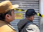 Wakil-Wali-Kota-Bandung-Erwin-saat-menyegel-toko-yang-menjual-obat-ilegal.jpg
