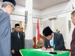 Wali-Kota-Cirebon-Effendi-Edo-saat-menyaksikan-penandatanganan-berkas-dalam.jpg