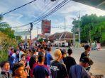 Warga-Berkerumun-di-Alun2-Leuwimunding.jpg