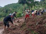 Warga-Dusun-Karang-Legok-Banjaranyar-gotong-royong.jpg