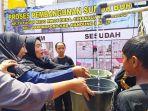 Warga-Kampung-Tutugan-saat-menampung-air-dari-sumur-bor.jpg
