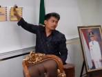 Warga-Parungponteng-ketika-melakukan-penyegelan-ke-ruangan-kerja-Bupati-Tasikmalaya.jpg