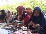Warga-Purwakarta-rela-antre-demi-berbuhu-bahan-pangan-murah.jpg