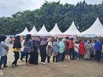 Warga-antre-untuk-membeli-beras-medium-111.jpg