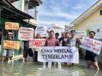 Warga-berunjuk-rasa-di-tengah-kondisi-banjir-rob-di-Pesisir-Eretan.jpg