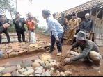 Warga-di-Kampung-Barilimus-Desa-Cikancana-Kecamatan-Sukaresmi-Kabupaten-Cianjur.jpg