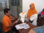 Warga-saat-menerima-bantuan-beras-di-Purwakarta-Kamis-2222024.jpg