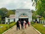 Wisatawan-berkunjung-ke-Keraton-Kasepuhan-Cirebon-belum-lama-ini.jpg