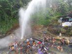 Wisatawan-memadati-pemandian-air-panas-Geyser-Cisolok-Sukabumi.jpg