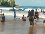 Wisatawan-sedang-bermain-di-pantai-Pos-1-Pantai-Barat-Pangandaran.jpg