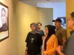 Wisatawan-tengah-melihat-salah-satu-tokoh-di-museum-lotus-lembang.jpg