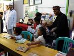abah-uju-dengan-perpustakaan-saba-desa-yang-dikelolanya-dedi-mulyadi_20160807_104817.jpg
