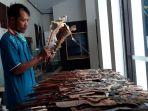 abdi-dalem-saat-membersihkan-wayang-kulit-pusaka-berusia-500-tahun.jpg