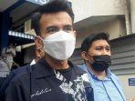 adam-deni-baju-biru.jpg