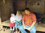 aggota-dprd-garut-yudha-puja-turnawan-saat-berkunjung-ke-rumah-rohimah.jpg