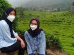 aida-19-dan-sri-mulyani-23-memilih-menikmati-hamparan-kebun-teh-di-rancabali.jpg