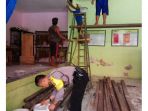 aiptu-dedi-sutikno-saat-sedang-merenovasi-sdn-pekalangan-kota-cirebon-november-2017_20180205_221414.jpg
