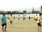 ajat-sudrajat-sedang-melatih-ssb-05062021.jpg