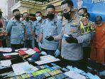 akbp-doni-hermawan-memperlihatkan-puluhan-kartu-atm-palsu.jpg