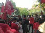 aksi-demontrasi-di-depan-kantor-setda-kabupaten-sukabumi-309-2.jpg