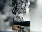 aksi-pencurian-di-toko-bangunan-yang-terekam-cctv.jpg