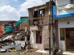 alat-berat-merobohkan-rumah-di-jalan-anyer-rt-05-rw-04-kelurahan-kebonwaru.jpg