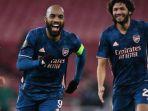 alexandre-lacazette-merayakan-golnya.jpg