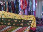 anah-menunjukkan-batik-di-pasar-batik-trusmi_20150713_173055.jpg