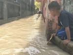 anak-di-Pangandaran-main-air-banjir.jpg
