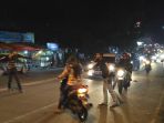 anggita-klub-motor-smc-sedang-membantu-warga-yang-akan-menyeberang-menggunakan-motor_20171210_131537.jpg