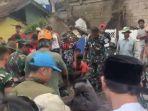 anggota-TNI-saat-mengevakuasi-korban-tertimbun-di-Kampung-Jenggung.jpg