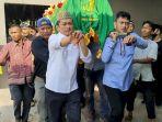 anggota-dpr-ri-dari-fraksi-golkar-bambang-hermanto-baju-putih-menangis.jpg