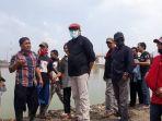 anggota-komisi-iv-dpr-ri-ono-surono-saat-mengunjungi-korban-terdampak-banjir-rob.jpg