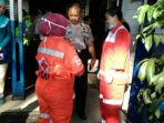 anggota-pmi-dan-aparat-kepolisian-melakukan-evakuasi-korban-meninggal-di-terminal-leuwipanjang_20171024_171710.jpg