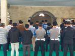 anggota-polres-cimahi-dan-bobotoh-persib-bandung-melaksanakan-salat-gaib.jpg
