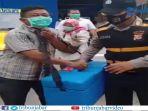 anggota-polri-kawal-tenaga-kesehatan-saat-membawa-vaksin.jpg