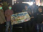 anggota-polsek-baros-mencopot-iklan-judi-online-yang-ditempelkan.jpg