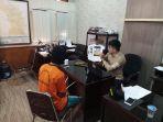 anggota-satreskrim-polres-majalengka-menunjukkan-bukti-penyebaran.jpg