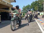 anggota-tni-dan-polri-bermotor-saat-disebar-guna-menyalurkan-bantuan-beras.jpg