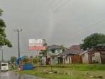 angin-puting-beliung-di-desa-cipedang-indramayu.jpg