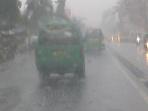 angkot-berjalan-pelan-diselimuti-hujan_20150610_133409.jpg