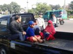 angkot-mogok-warga-diangkut-gunakan-kendaraan-bak-terbuka-bantuan_20170309_091053.jpg