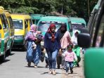 angkutan-kota-angkot-tampak-melayani-penumpang_20180507_231306.jpg
