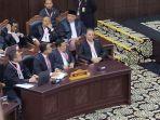 anies-baswedan-cuek-dengar-mk.jpg